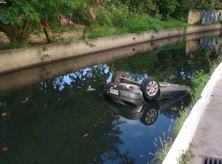 Motorista capota no valão, é detido e alega ter sido assaltado por alienígenas