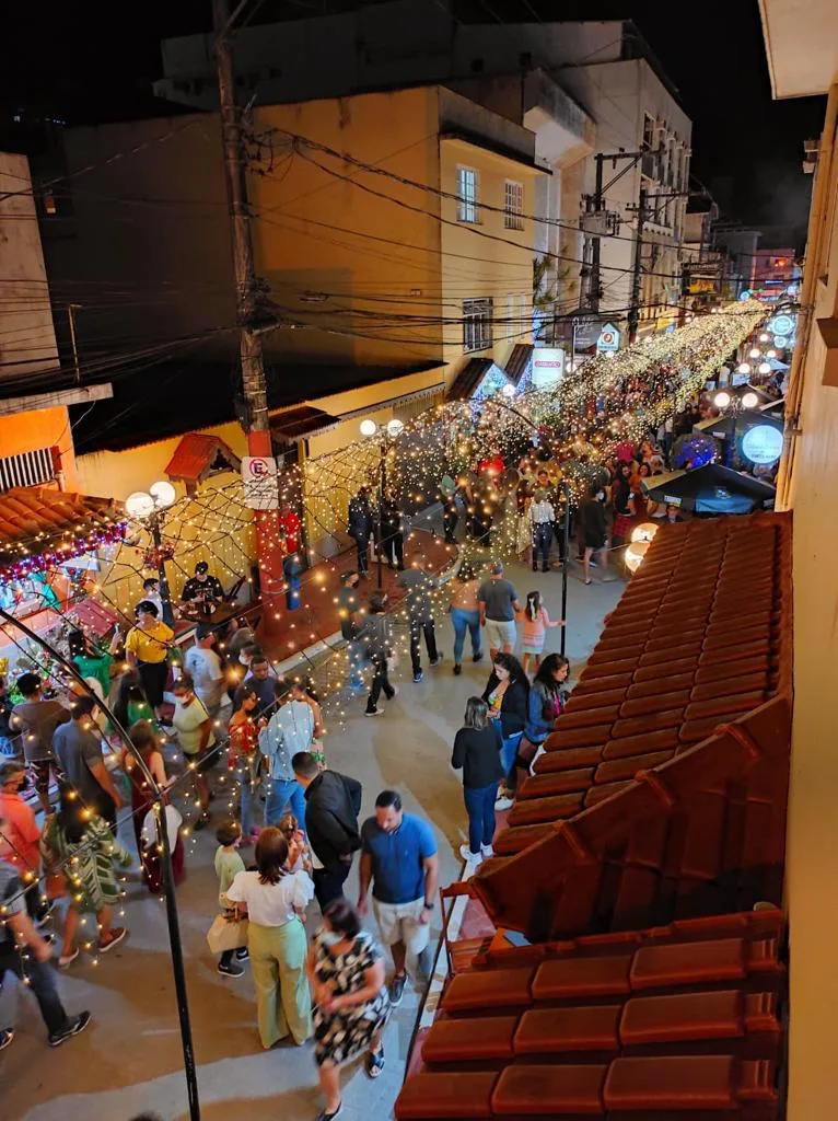 Brilho de Natal atrai turistas e moradores