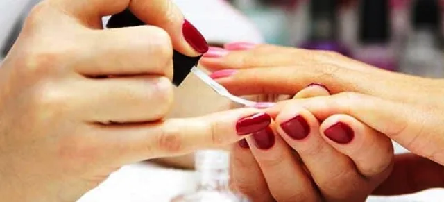 Esmalteria abre vaga para manicure e pedicure