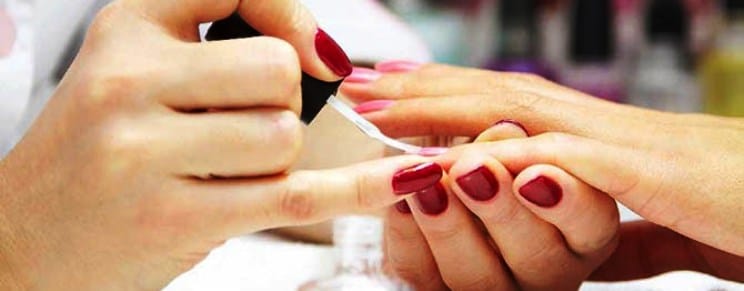 Esmalteria abre vaga para manicure e pedicure