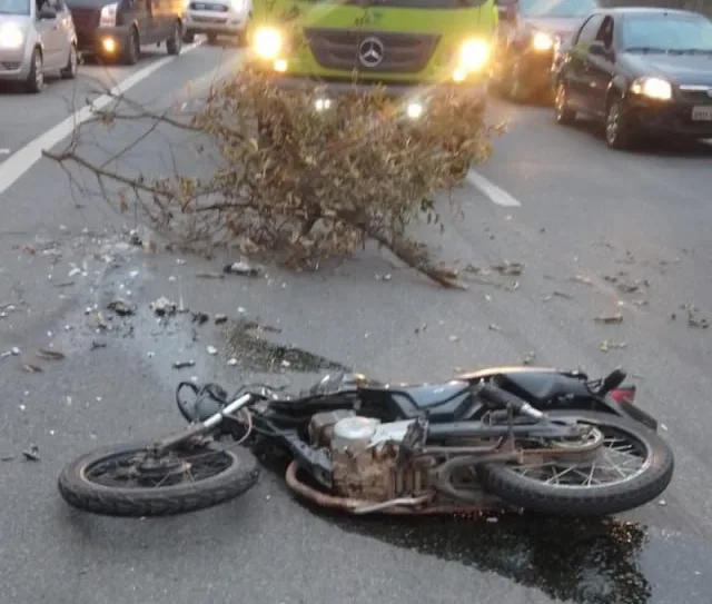 Motociclista morre após bater de frente com carreta em Ibiraçu