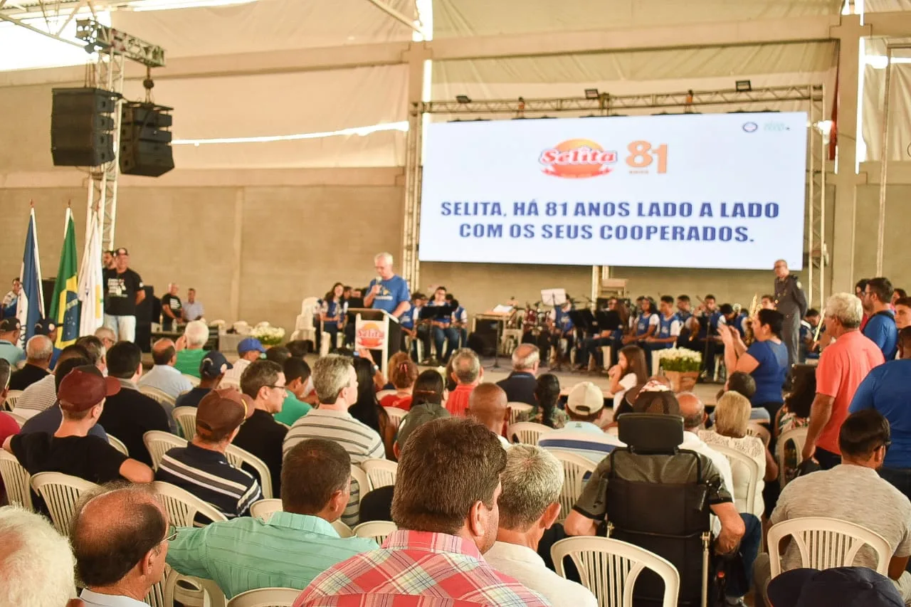 Selita completa 81 anos e reúne cooperados em grande festa