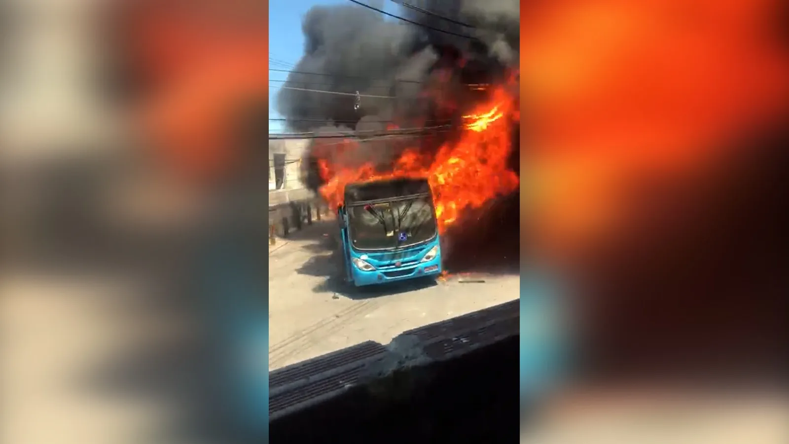 VÍDEO | Ônibus do Transcol é incendiado por criminosos armados em Cariacica