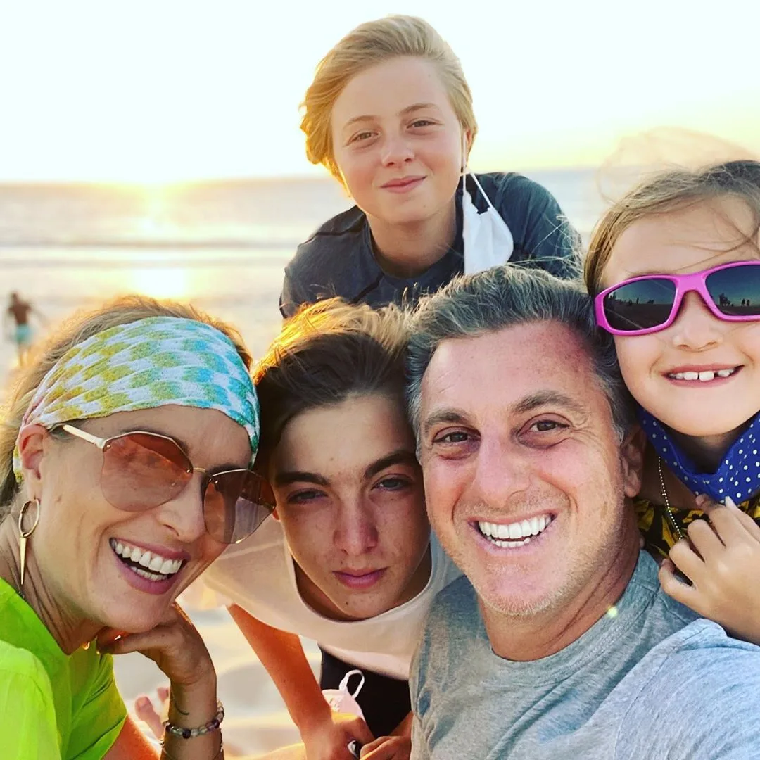 Com 16 anos de casados, Luciano Huck e Angélica trocam declarações