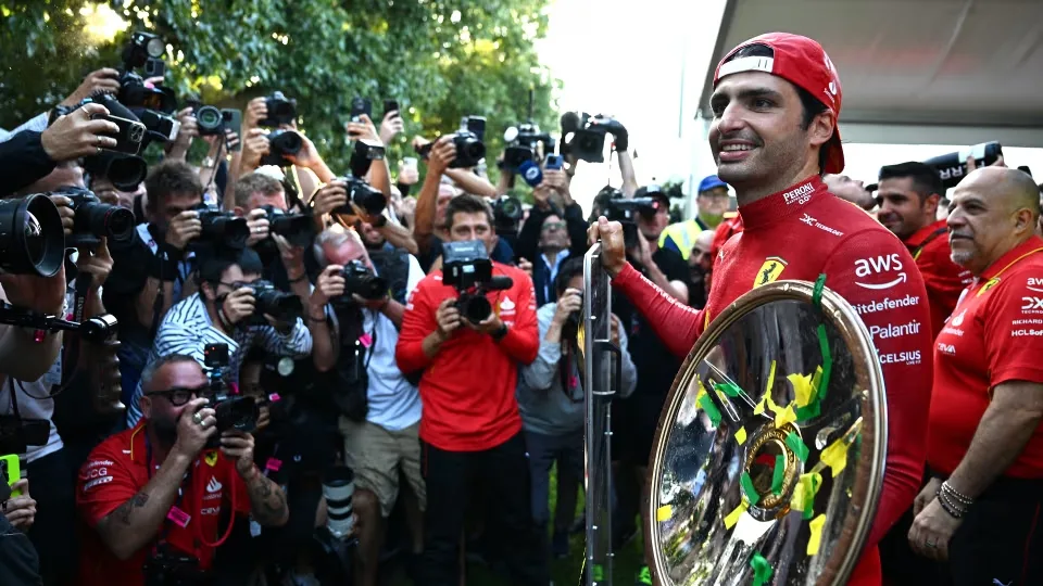 Sainz festeja vitória na volta à Fórmula 1: "A vida é uma loucura"