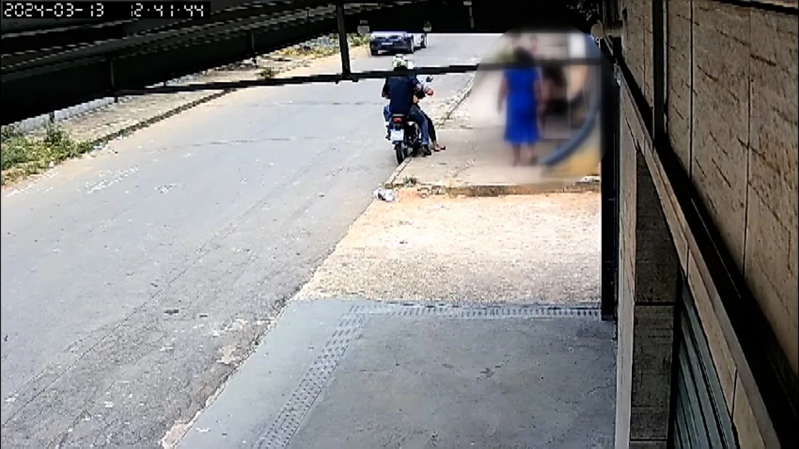 VÍDEO | Com moto roubada, bandidos assaltam passageiros em ponto de ônibus na Serra