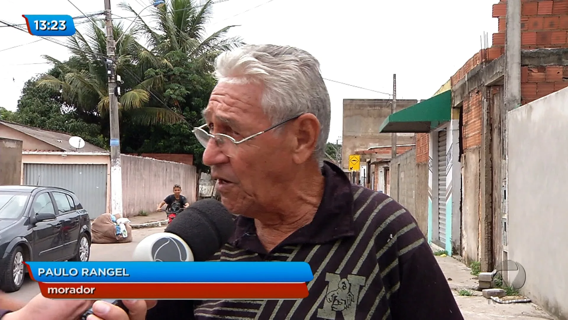 Moradores quebram paredes para água escoar de casas