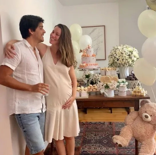 Nathalia Dill compartilha chá de bebê da filha Eva ao lado do marido