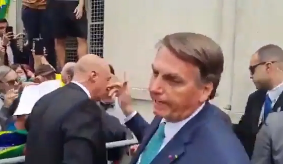 A apoiadores em SC, Bolsonaro xinga Barroso de 'filho da p...'