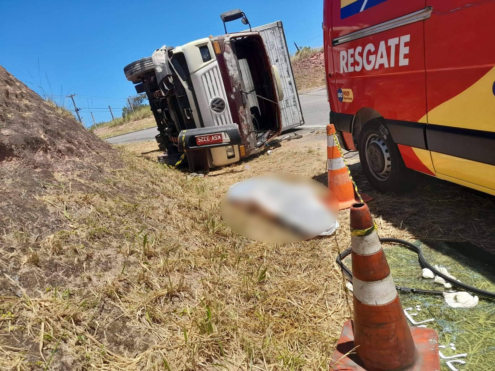 Motorista morre após caminhão-baú tombar na Rodovia do Sol