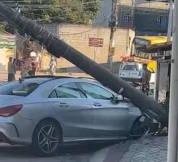 Carro bate em poste de rodovia em Castelo e energia é interrompida