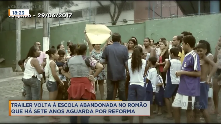 Trailer volta à escola abandonada no Romão