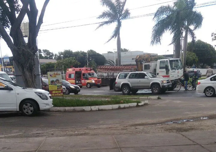 Moto bate em carro, vai parar embaixo de caminhão e pega fogo na Serra. Veja o vídeo!