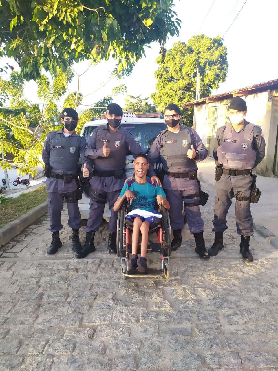 Rapaz com paralisia cerebral realiza sonho de passear em viatura da PM em Baixo Guandu