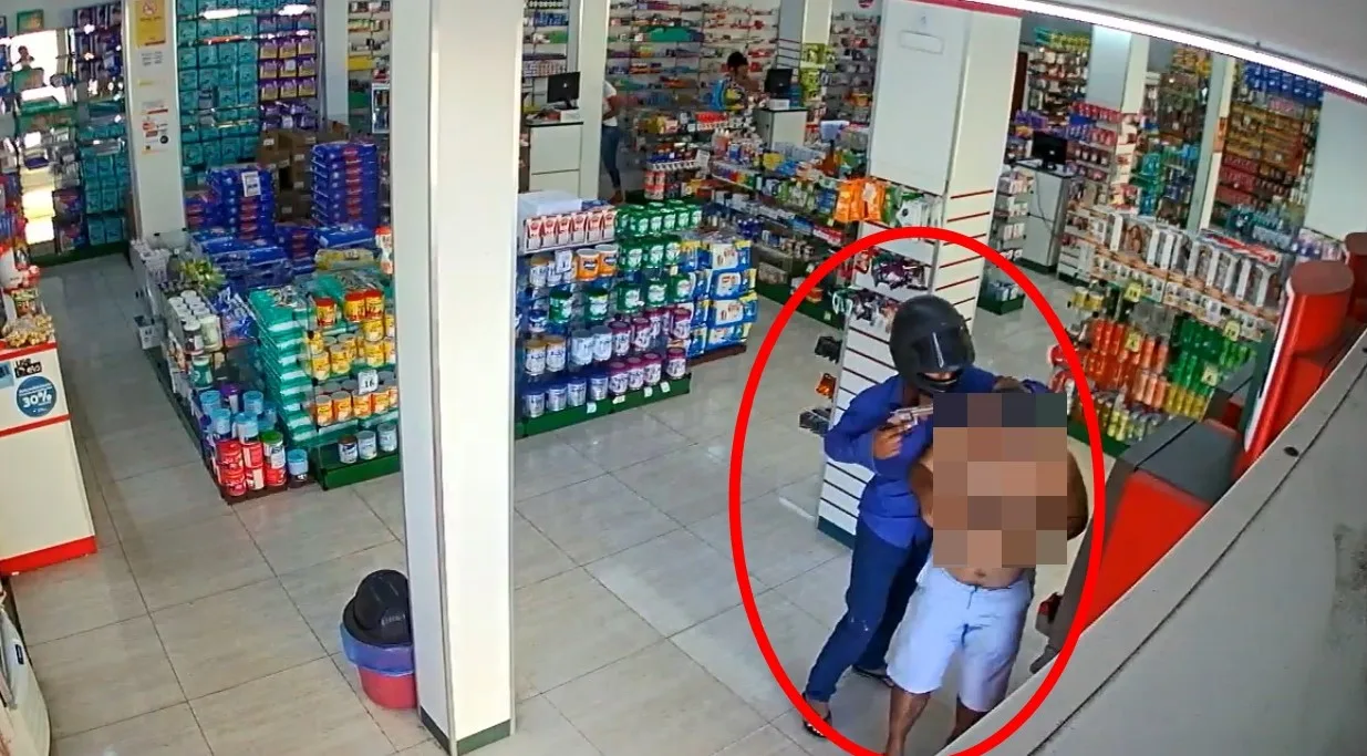 VÍDEO | Homem é assaltado dentro de farmácia e tem arma apontada para a cabeça