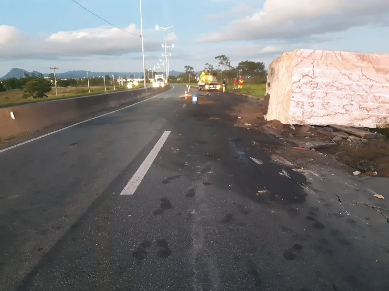 Trecho da BR 101 é liberado após retirada de carga de granito da pista