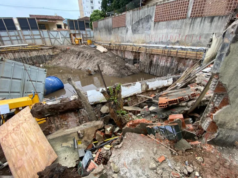 Contêineres desabam em canteiro de obras após fortes rajadas de vento em Vitória