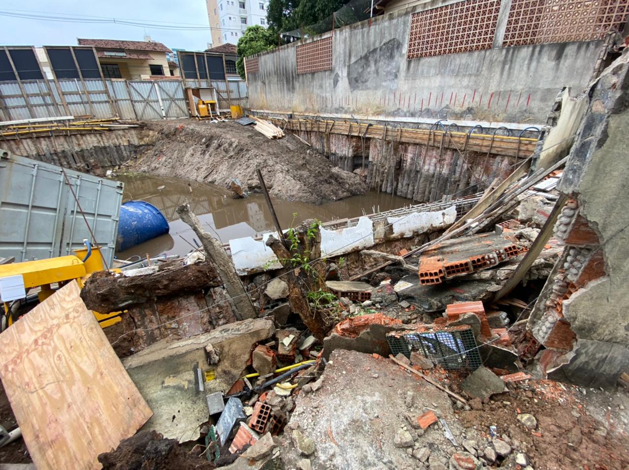 Contêineres desabam em canteiro de obras após fortes rajadas de vento em Vitória