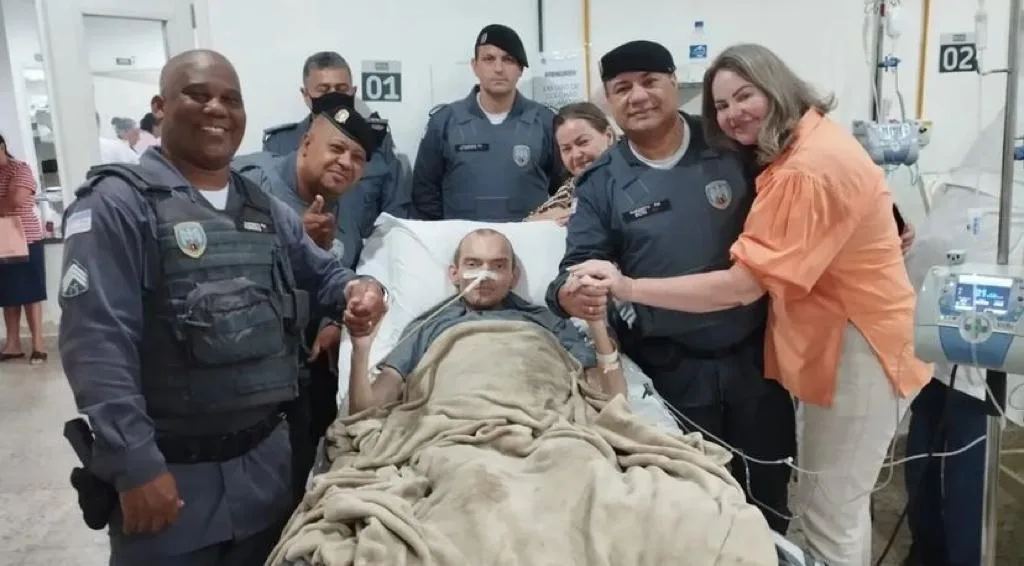 VÍDEO | Na luta contra o câncer, soldado da Bahia recebe visita de policiais em hospital no ES