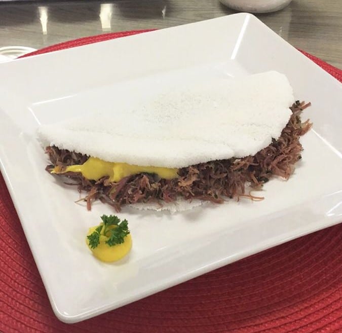 Tapioca De carne seca defumada com creme de barôa