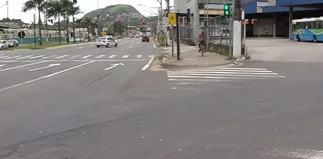 Mulher tem celular roubado em Jardim América; suspeito diz que estava passando fome