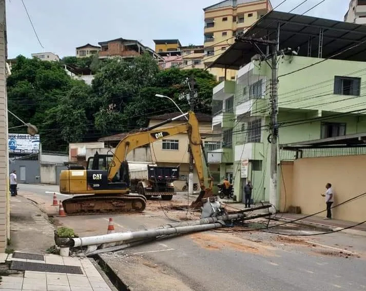 VÍDEO | Máquina derruba poste e interrompe trânsito em Cachoeiro