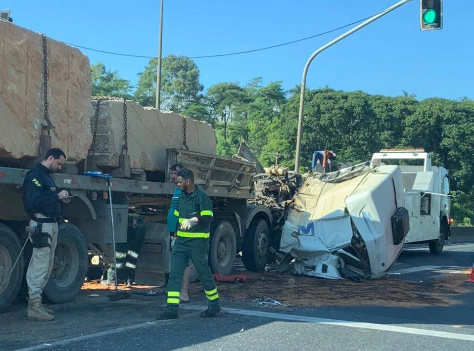 Cabine de carreta é arremessada com motorista dentro após acidente na BR-101