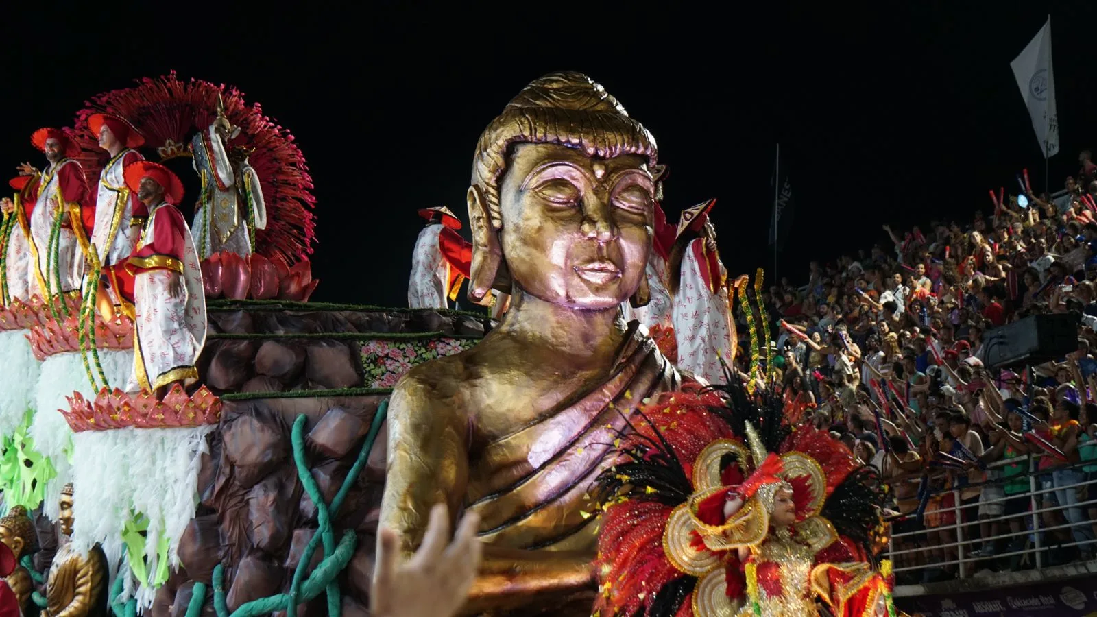 Jucutuquara perfuma a avenida e emociona monge com homenagem a mosteiro de Ibiraçu; veja fotos