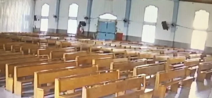 VÍDEO | Criminoso arromba igreja e furta caixas de som em Jardim Camburi