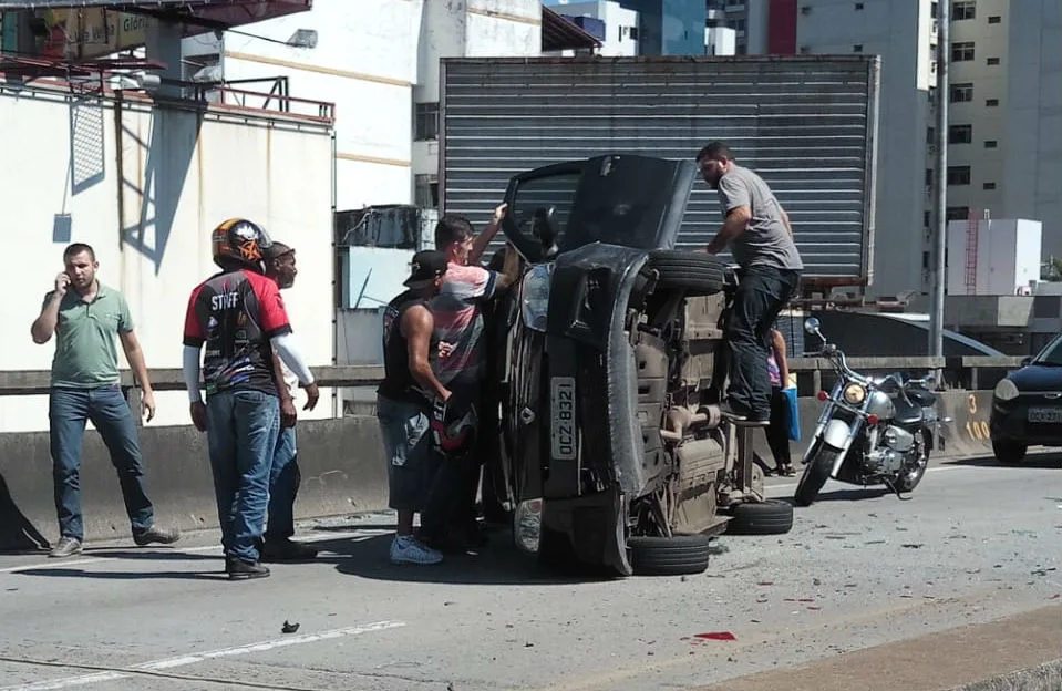 Carro capota na subida da Terceira Ponte e deixa trânsito lento no sentido Vitória