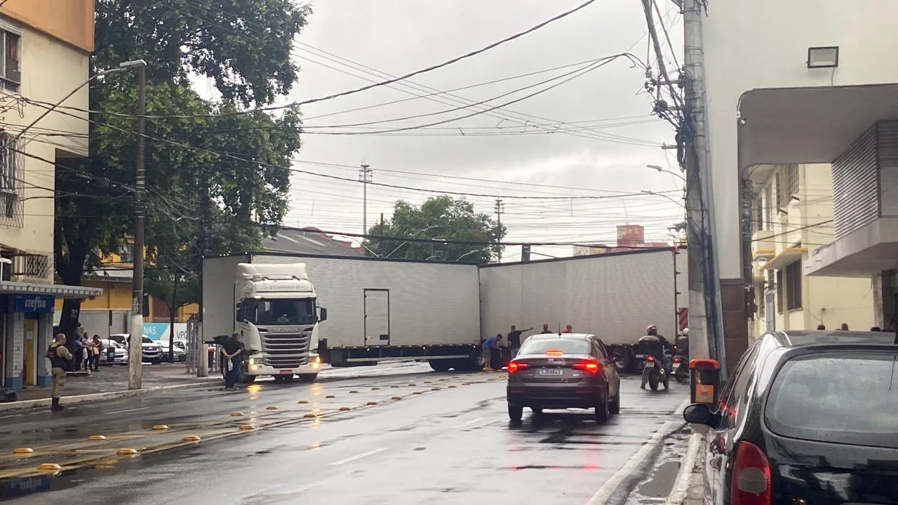 VÍDEOS | GPS leva motorista de carreta para rua estreita e complica trânsito no Centro de Vitória