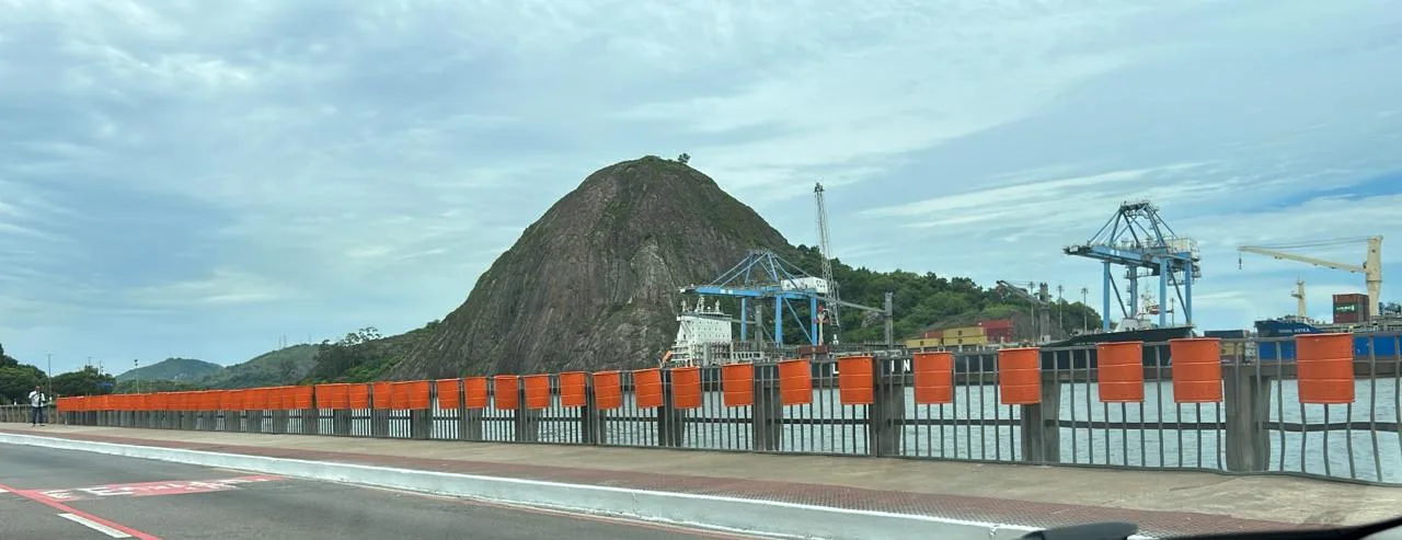 Lixeiras são instaladas na Beira-Mar para o Carnaval em Vitória