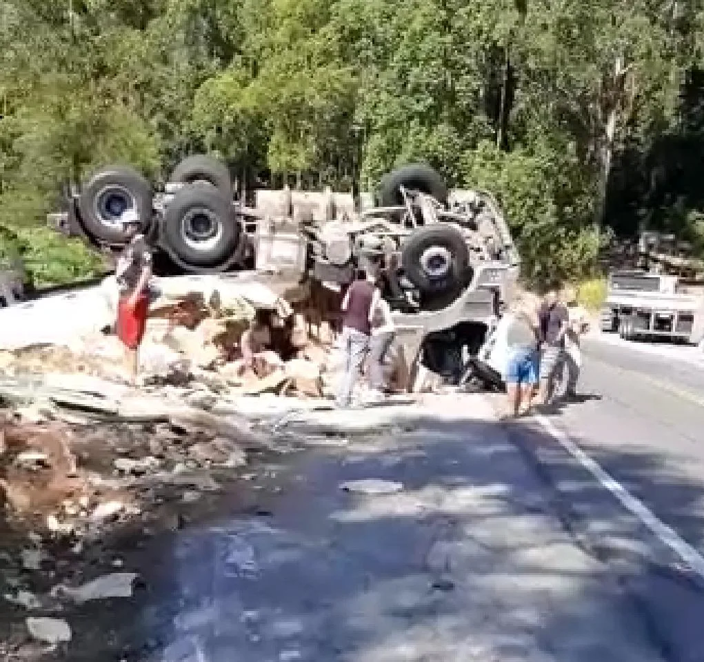 VÍDEO | Carreta tomba na BR-262 após motorista perder o controle da direção