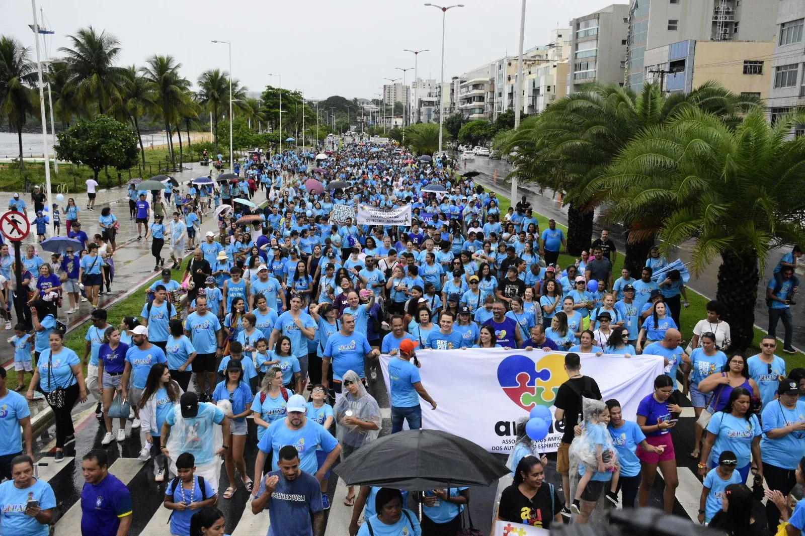 Caminhada pelos Autistas reúne multidão em Camburi