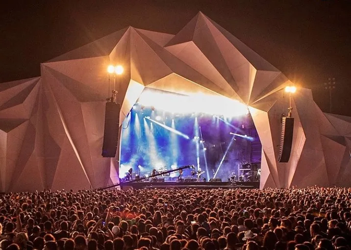 Fiscalização encontra trabalhadores dormindo embaixo de palco em festival no RJ