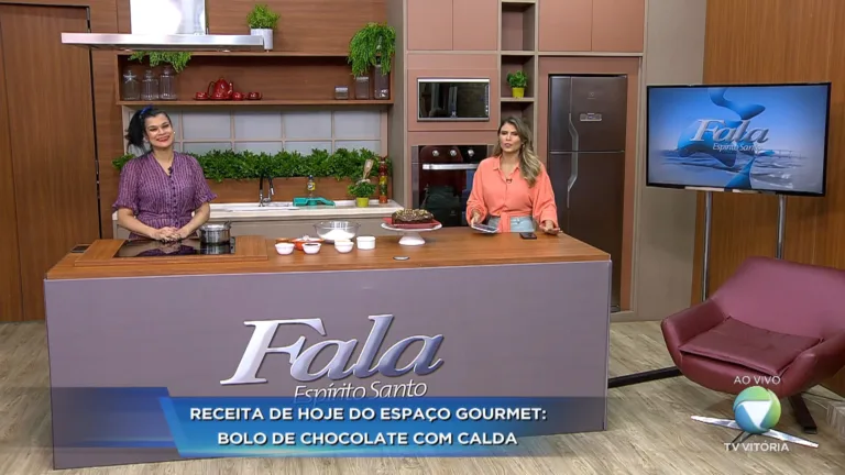 Espaço gourmet: bolo de chocolate com calda