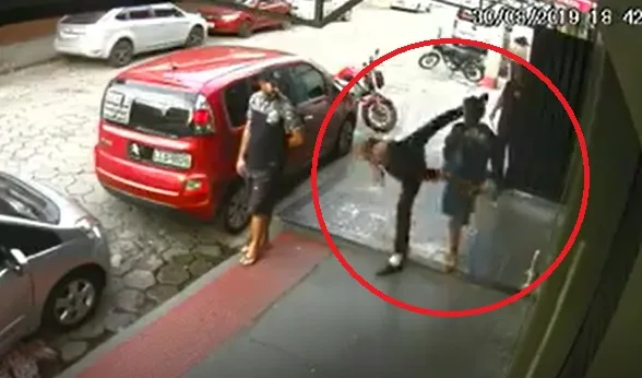 Vídeo | Morador de rua é agredido por funcionário de lanchonete em Vitória