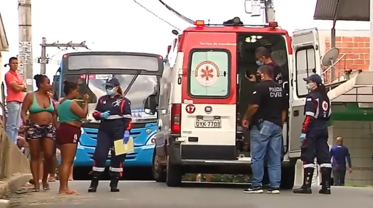 Dois adolescentes foram mortos a tiros enquanto caminhavam