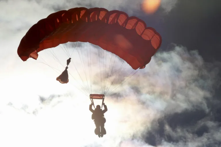 Equipamento não abre e paraquedista morre durante salto