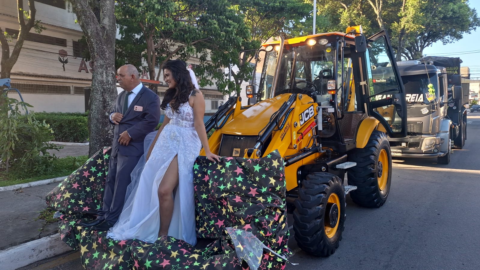 Noiva chega de trator a casamento em Vila Velha e vídeo viraliza