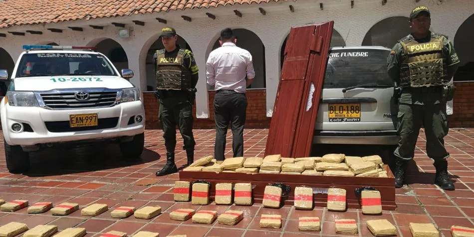 Polícia encontra caixão com 300 kg de maconha dentro de carro funerário