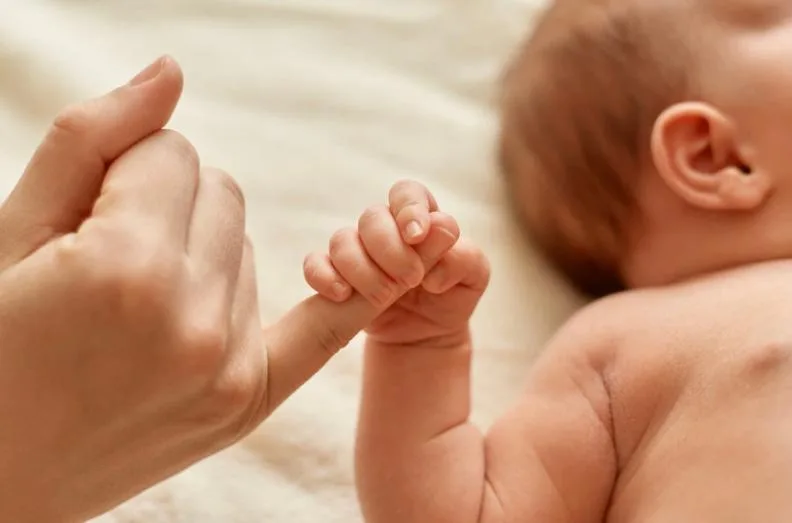 VÍDEO | O que é o reflexo natural de bebê que viralizou? Entenda o teste