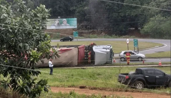 Carreta tomba ao passar em rotatória em João Neiva