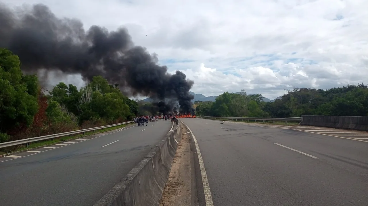 VÍDEO | Trecho da Rodovia do Sol é interditado durante protesto em Guarapari