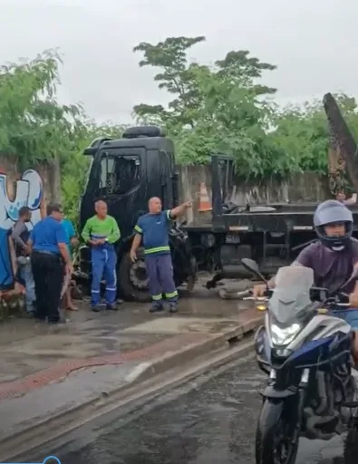 Motorista perde controle de caminhão e sofre acidente em Itacibá