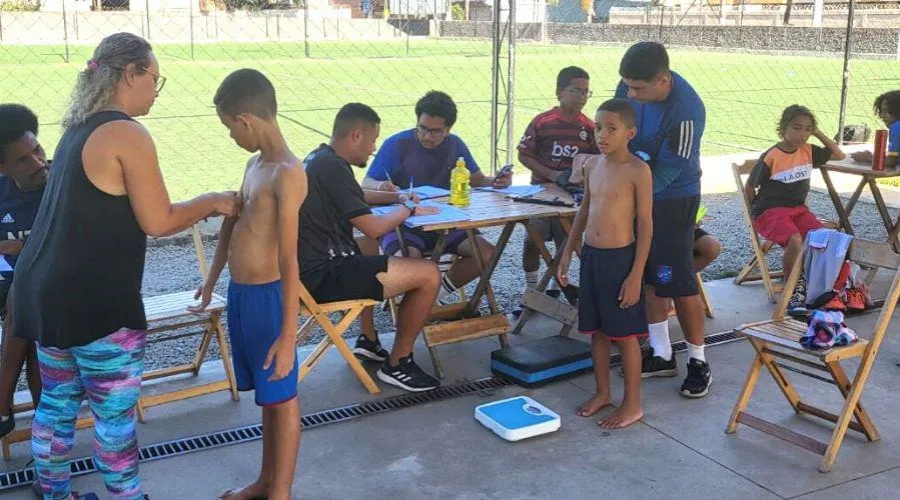 Projeto oferta aulas de futebol para 240 crianças e adolescentes em Vila Velha