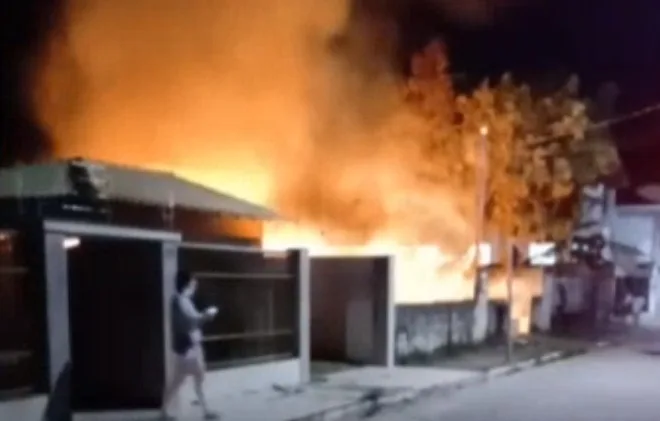 VÍDEO | Incêndio atinge casa em Aracruz e assusta moradores