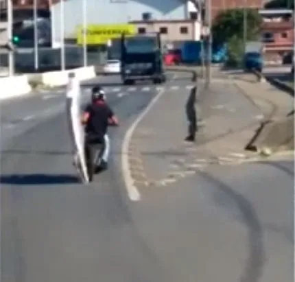 VÍDEO | Motociclista é flagrado carregado colchão em rodovia movimentada