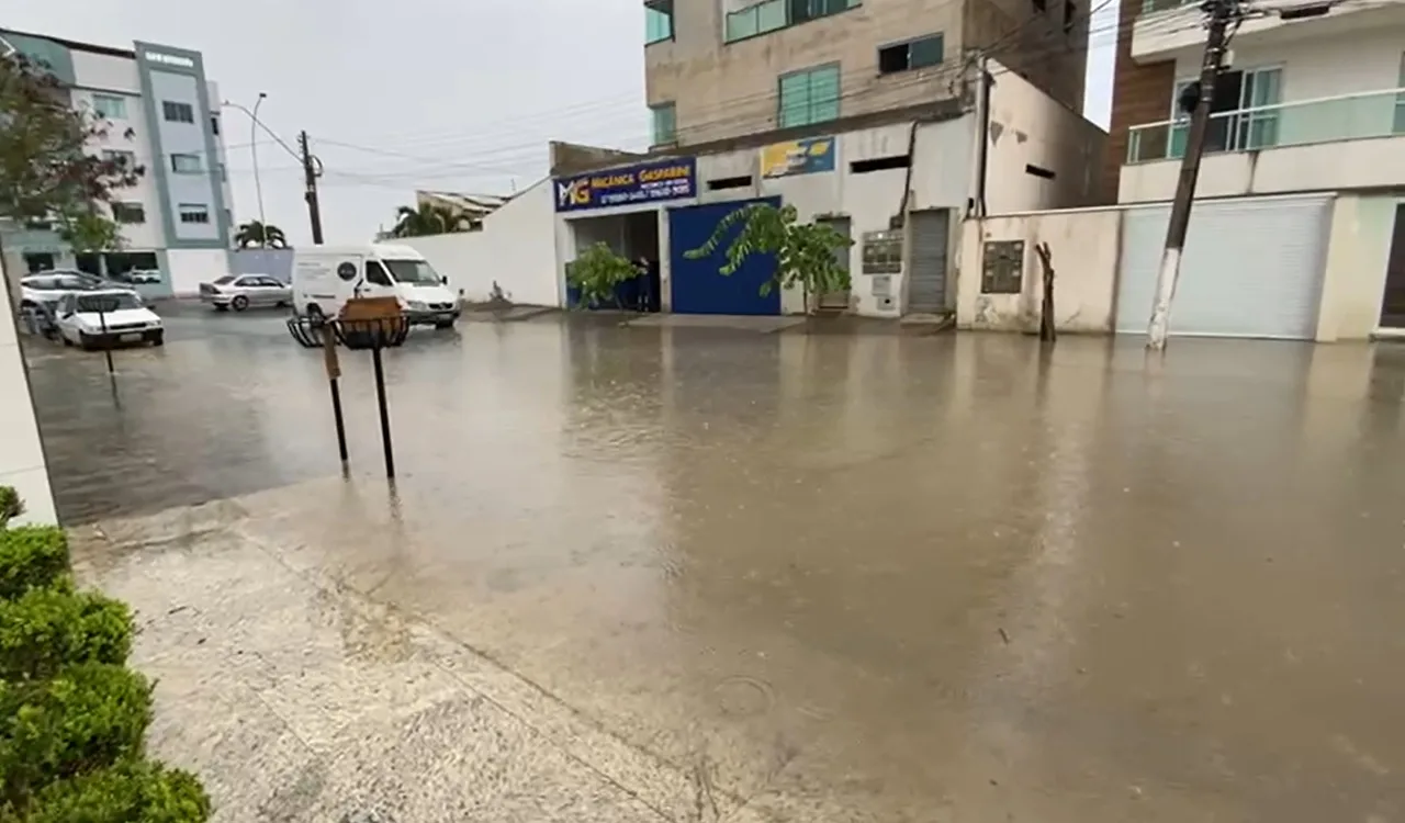 VÍDEOS | Chuva forte deixa ruas alagadas em cidades do ES; tempo deve seguir fechado no feriado