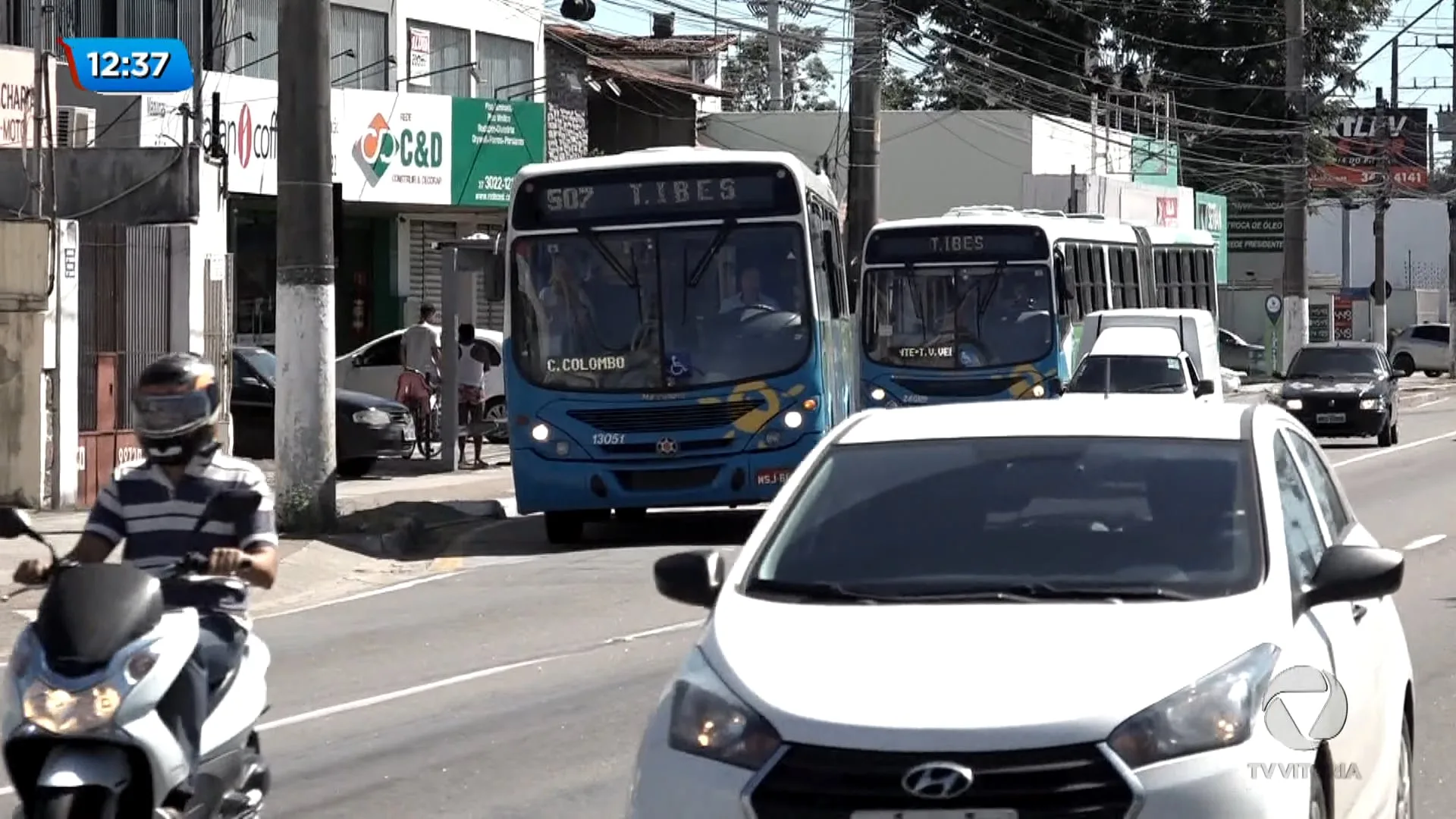 Criminosos assaltam passageiros de ônibus da linha 831